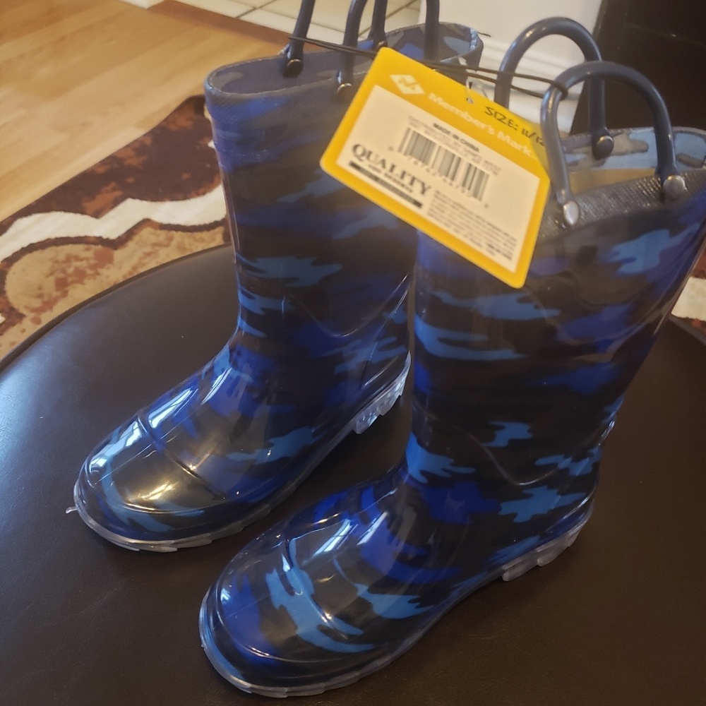 Light up rain boots